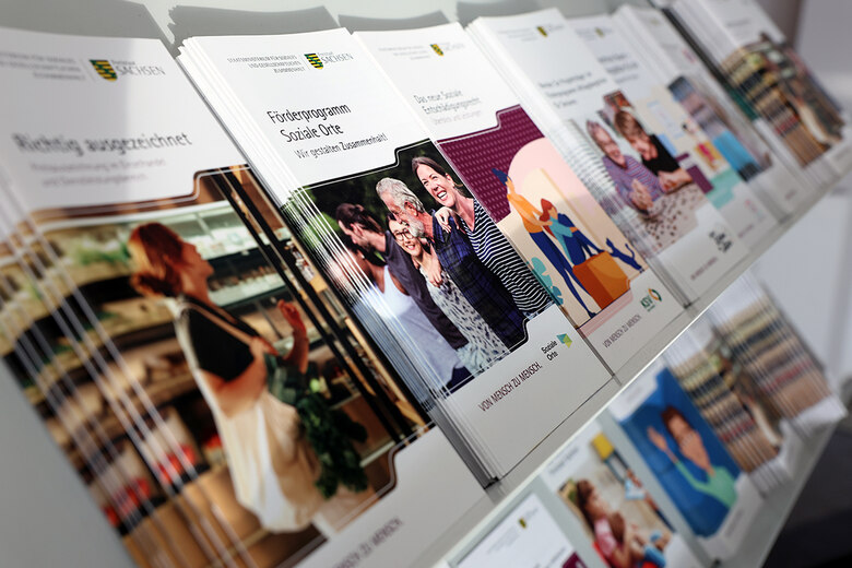 Blick auf ausgelegte Publikationen des Staatsministeriums für Soziales, Gesundheit und Gesellschaftlichen Zusammenhalt
