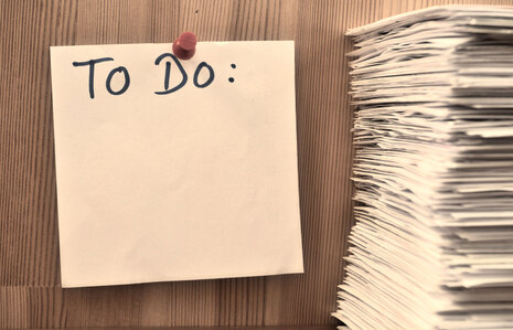 Kachel Opferbeauftragte für Aktuelles zeigt einen Zettel mit der Aufschrift »To Do« an einer Pinwannd vor einem Stapel Aktenn Hintergrund