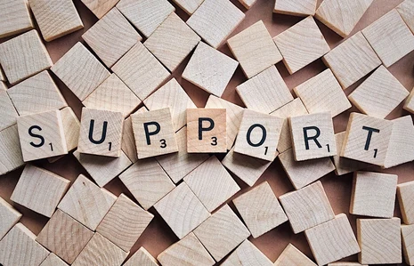 Kachel »Informationen und Hilfen« der Opferbeauftragten Kachel Opferbeauftragte für »Informationen und Hilfen« zeigt die Scrabble Buchstaben für »SUPPORT«