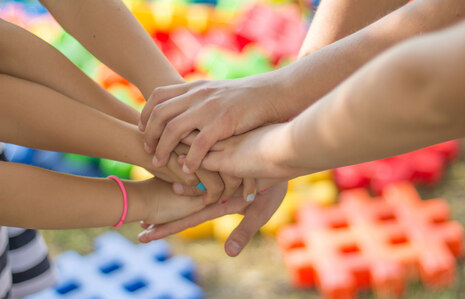 Kachel Opferbeauftragte für »Unser Neztwerk« zeigt viele Hände, die übereinandergeschlagen sind