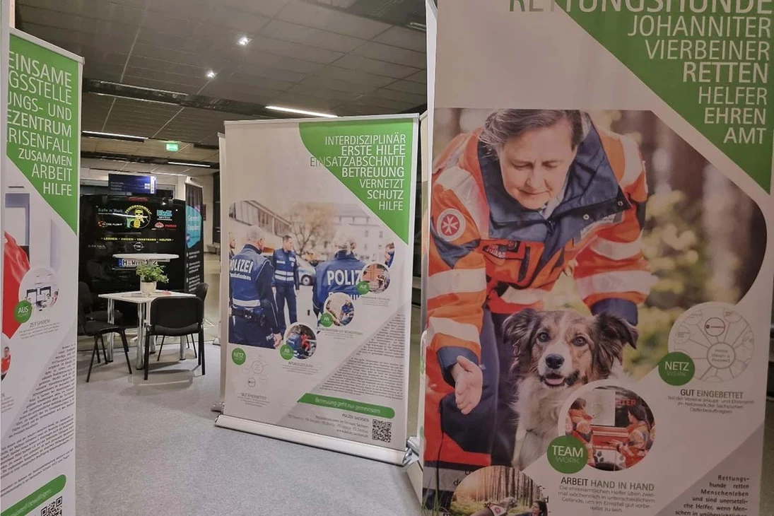 Roll-ups der Wanderausstellung der Sächsischen Opferbeauftragten 2023 auf einer Ausstel-lungsfläche der Messe FLORIAN, einander gereiht mit Texten und Bildern zu Hilfeangeboten für Betroffene.